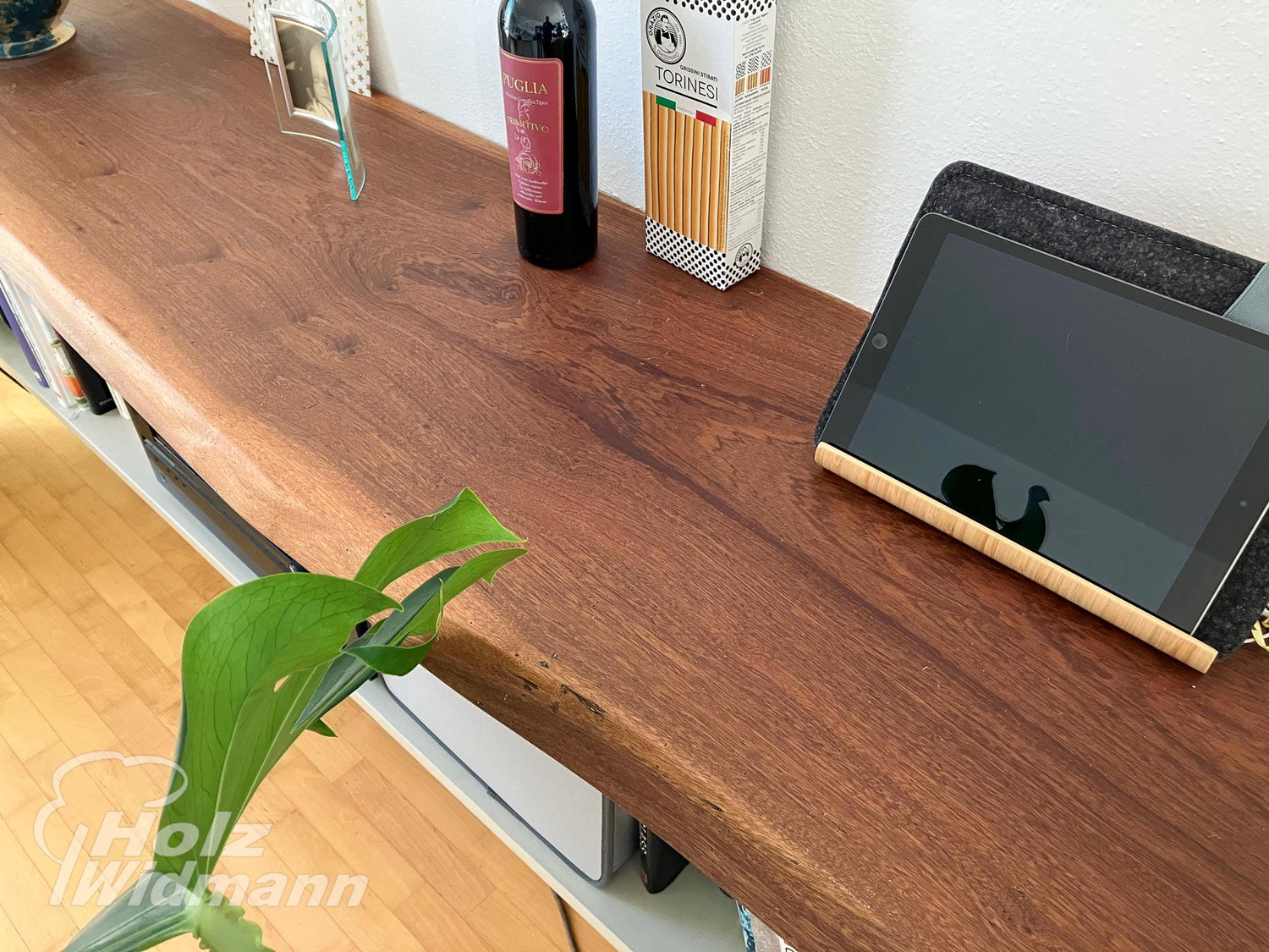 ein Tablet, das auf einem Holztisch liegt