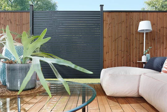 Moderne Sichtschutzzäune aus Thermoholz – Stilvoller Schutz für Ihren Garten