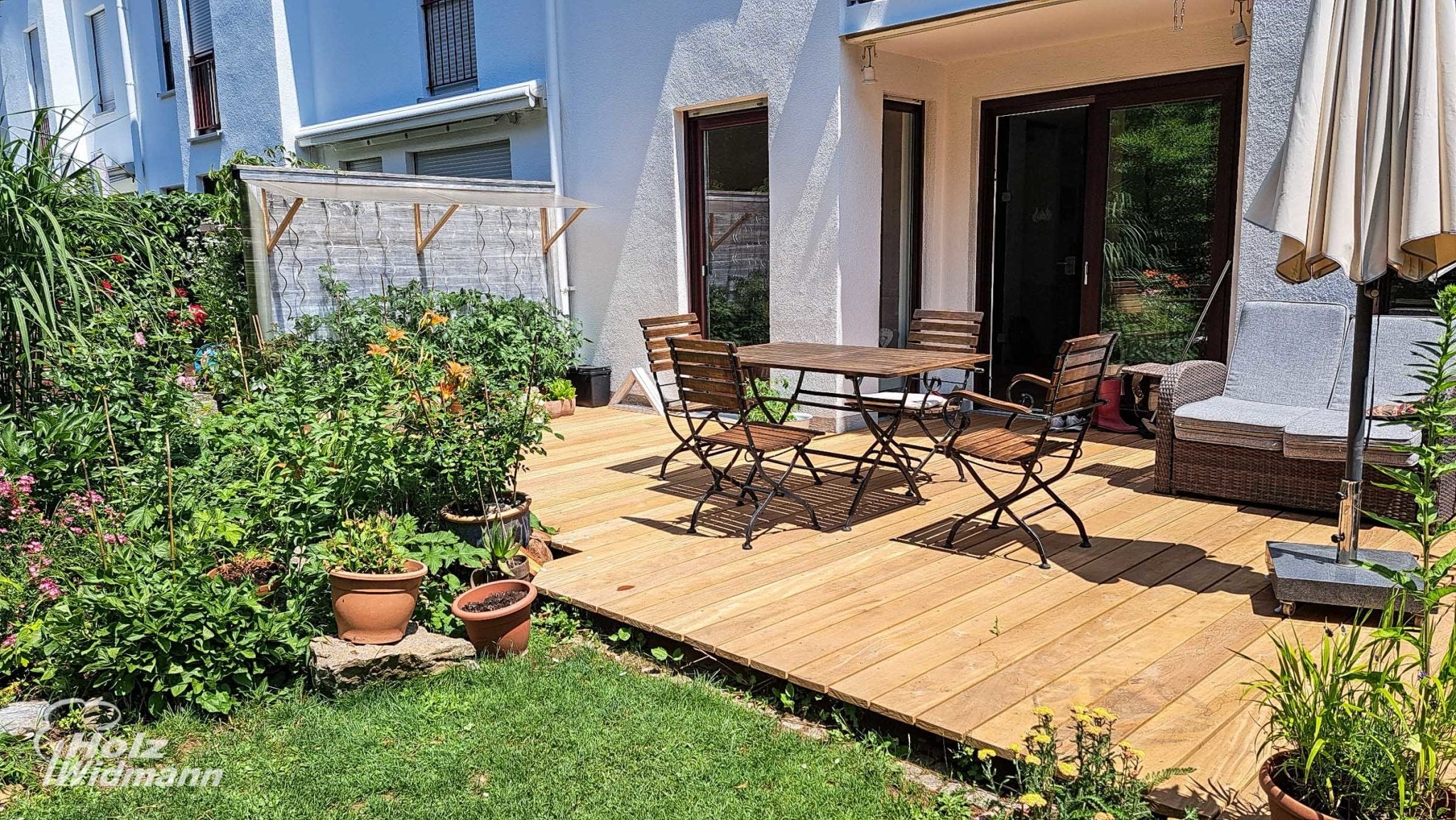 Gemütliche Sonnentage auf der neuen Garapa Terrasse - Holz Widmann - Meine Holzhandlung - Holz kaufen München