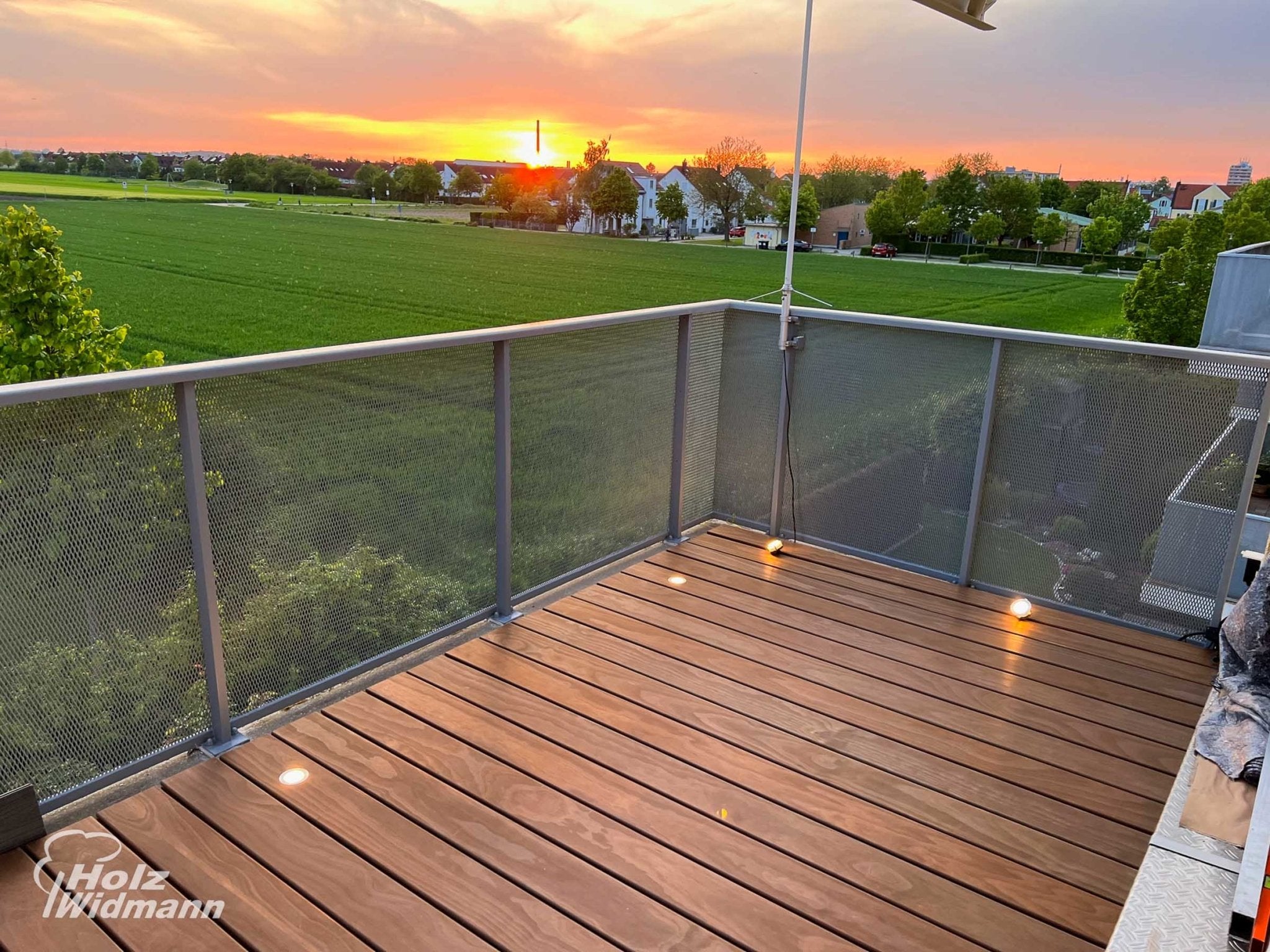 Wunderschöner Kebony Balkon: Die perfekte Verbindung von Holz und Licht - Holz Widmann - Meine Holzhandlung - Holz kaufen München