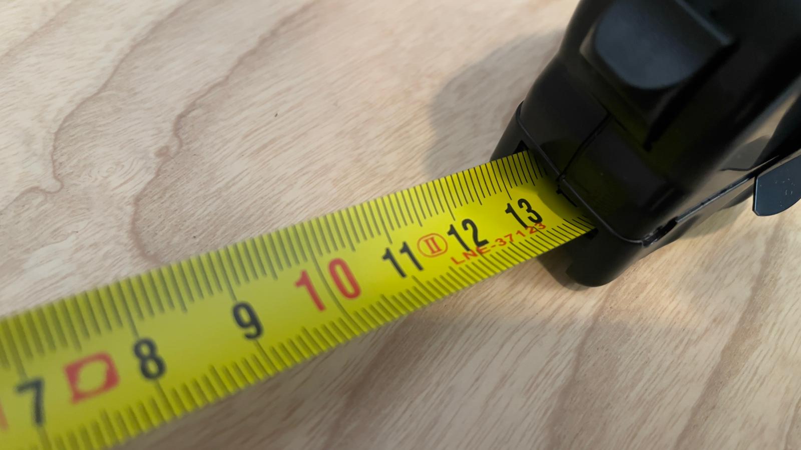 ein Maßband liegt auf einer Kamera
