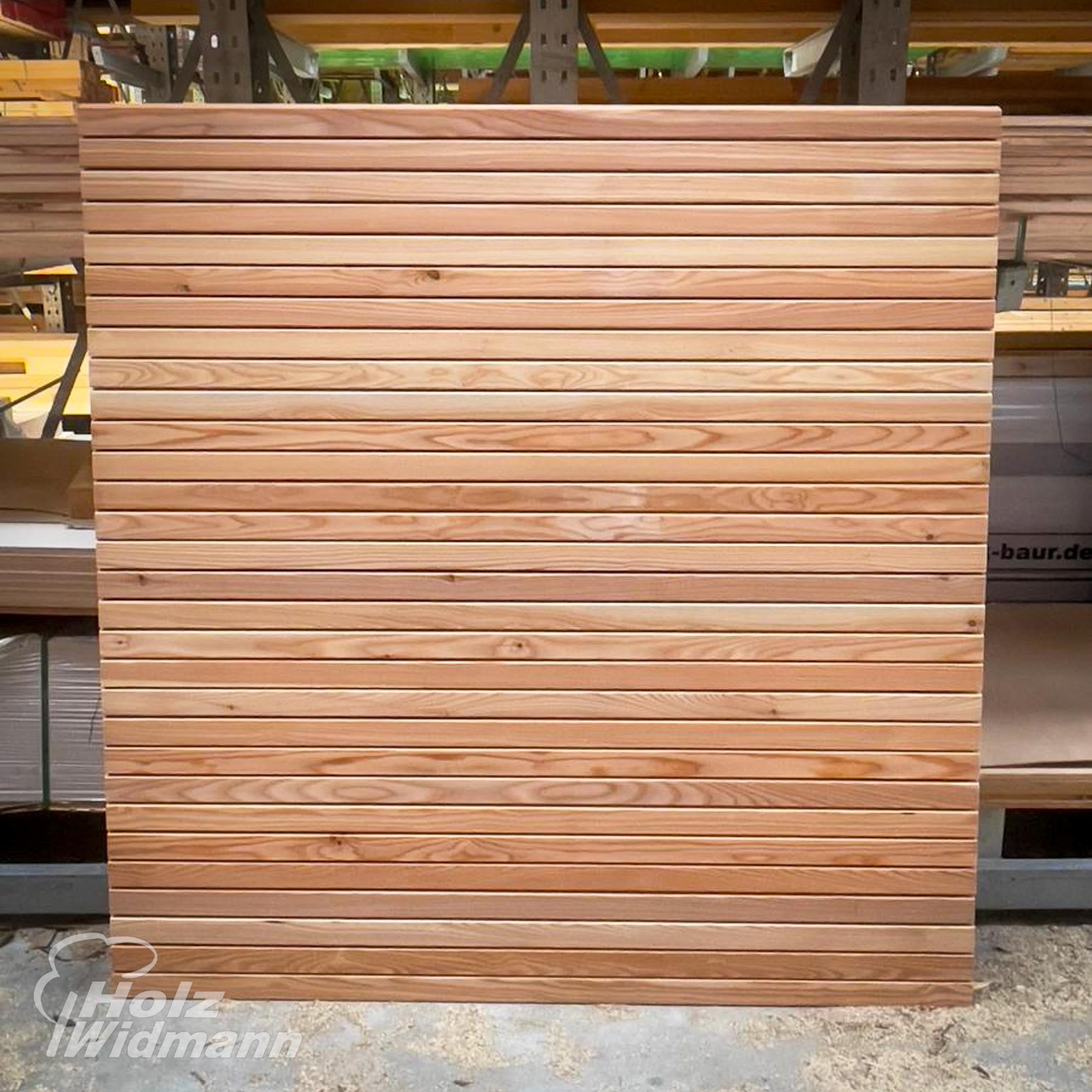 eine Holzlattenwand in einem Geschäft