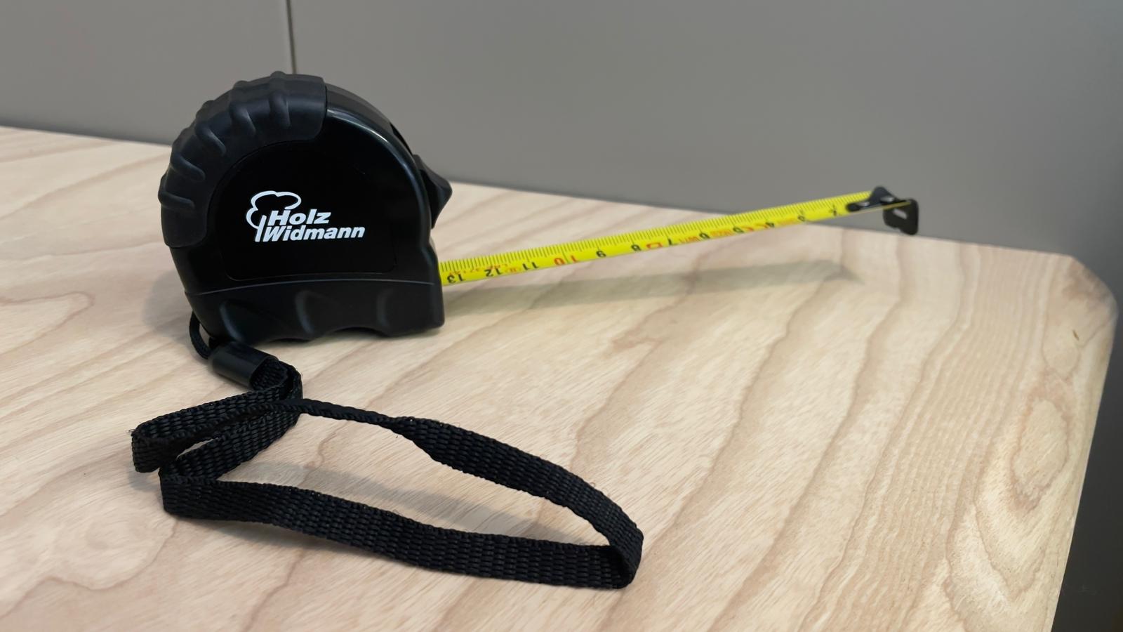 ein Maßband und ein Maßstab auf einem Tisch