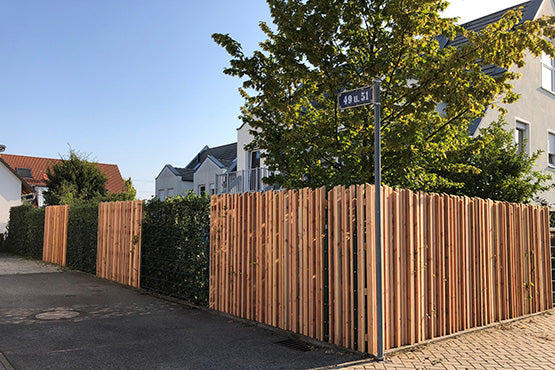 Staketenzaun Vario – mit unregelmäßigen Lärchen Zaunlatten, unregelmäßiger Staketenzaun mit unterschiedlich hohen und breiten Zaunlatten