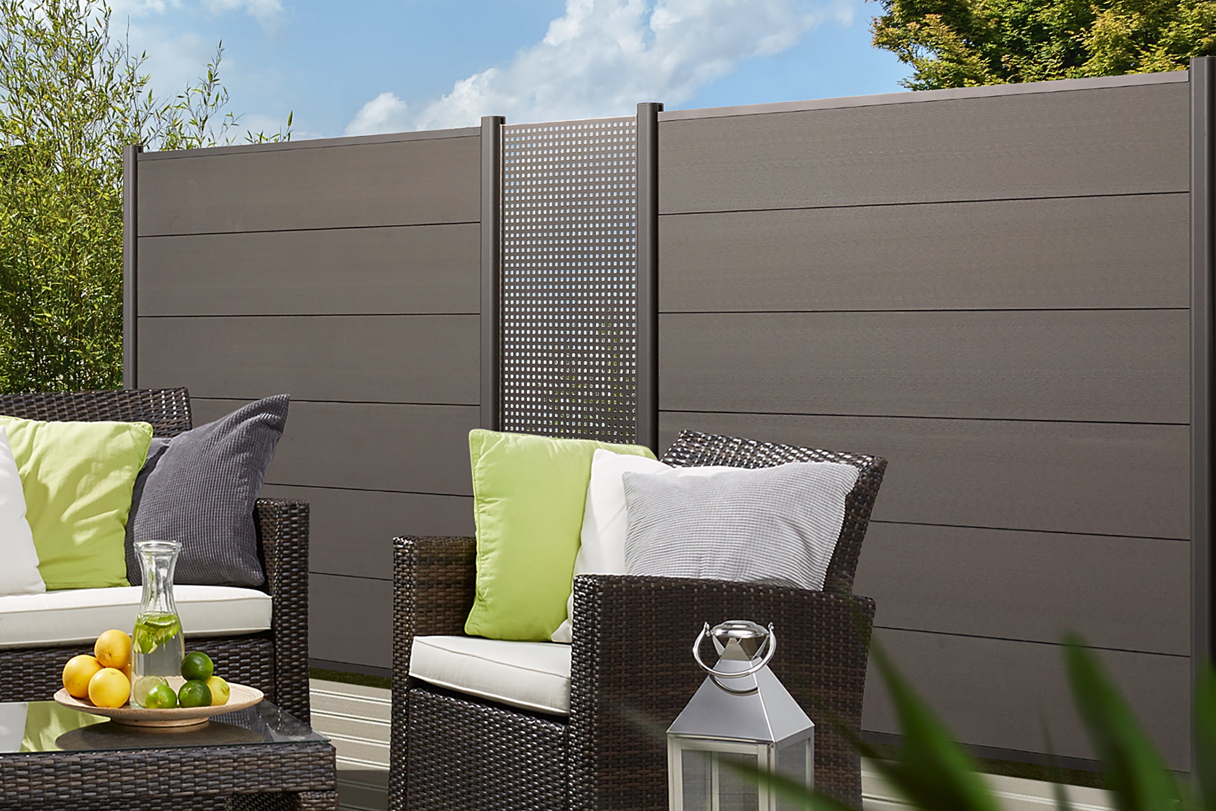 ein paar Stühle auf einer Terrasse