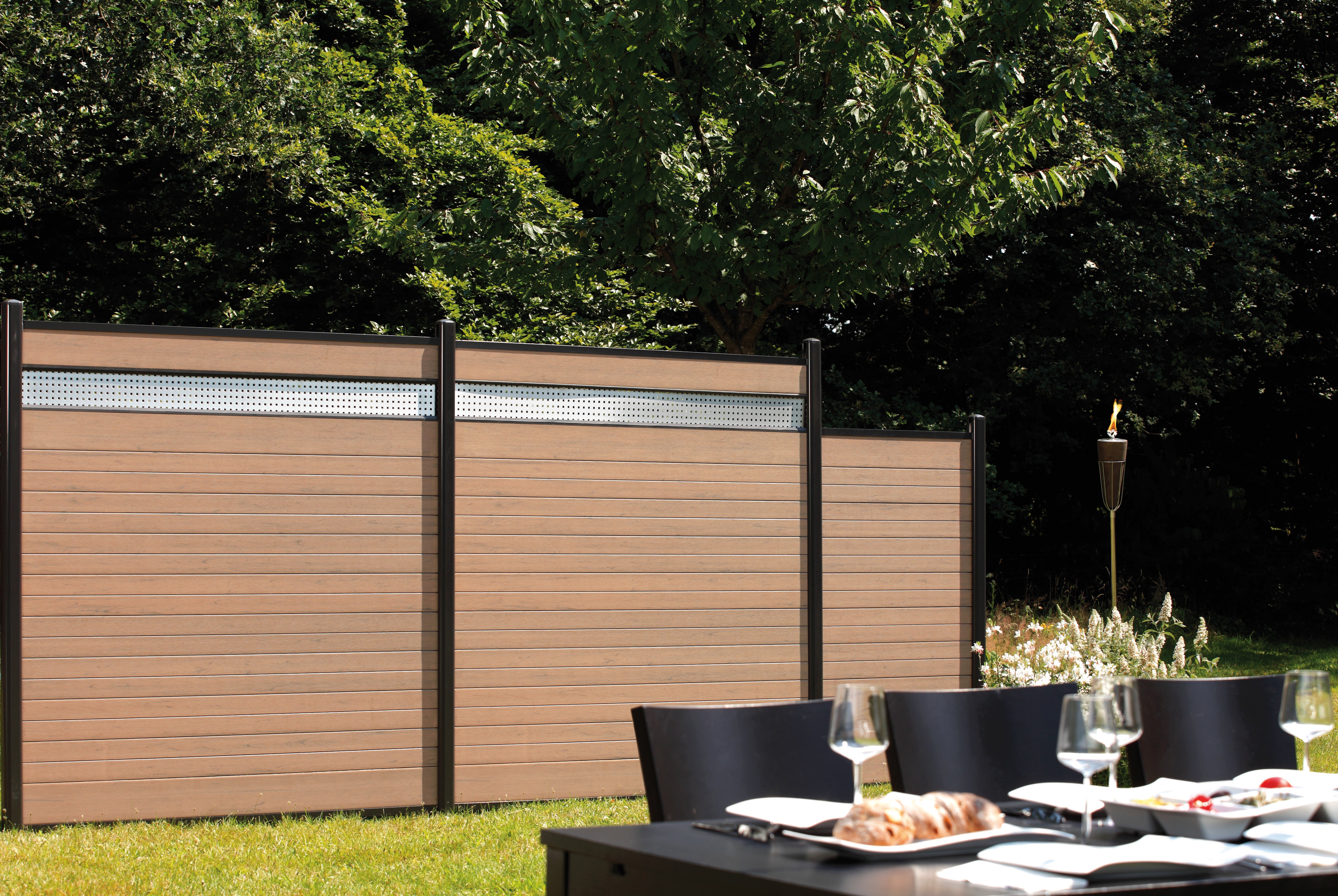 ein Tisch mit einem Teller Essen und einem Glas Wein