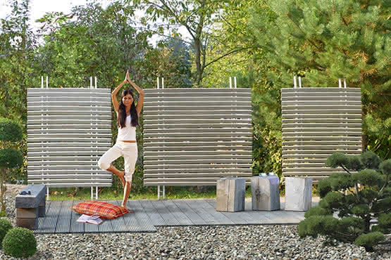 Sichtschutzelement Yoga aus Eukalyptusholz für den Sichtschutz Yoga Garten und moderne Außenbereiche